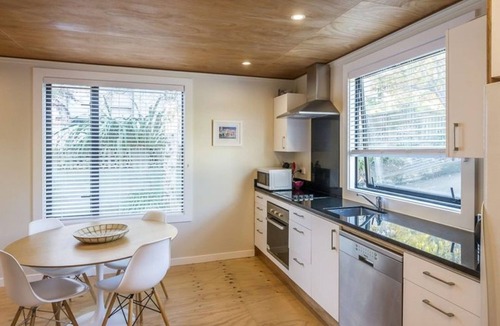 Paraparaumu House | Charming, modern beach-side property, 100steps from the beach in Raumati Beach