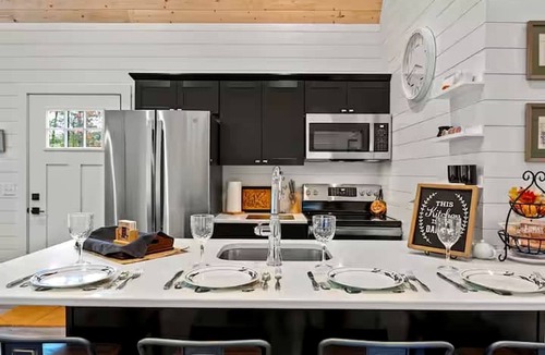Luray House | Charming Modern Cabin with Fire Pit & Mountain Views near Shenandoah National Park, Luray VA