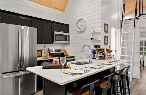Luray House | Charming Modern Cabin with Fire Pit & Mountain Views near Shenandoah National Park, Luray VA