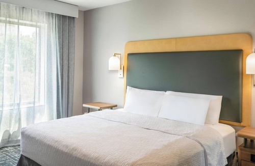 Canonsburg Hotel | Charming Modern Executive Suite Near Shops, Trails, and Southpointe Activities