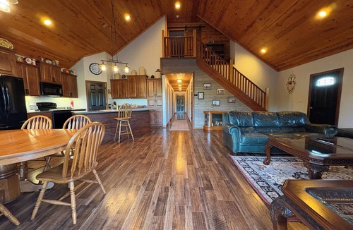 Sparta House | Charming modern farmhouse - four miles from WSRC