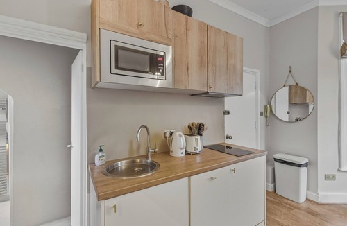 Addison Apartment | Charming Modern One-Bed in Vibrant West London