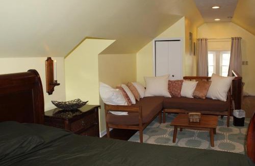 Jeffersonville House | Charming Modern Retreat Near Downtown Jeffersonville & Bob Hedge Park