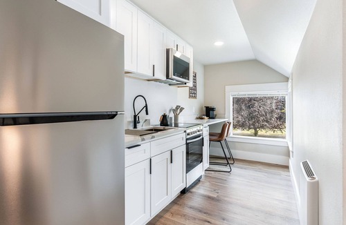 Central Tacoma Apartment | Charming Modern Studio Home! 5 Minutes from major Hospitals