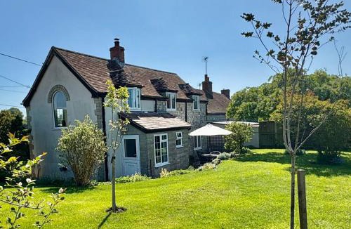 West Knoyle House | Charming modernized country cottage Near Mere, Wiltshire