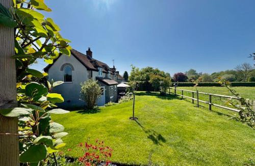 West Knoyle House | Charming modernized country cottage Near Mere, Wiltshire