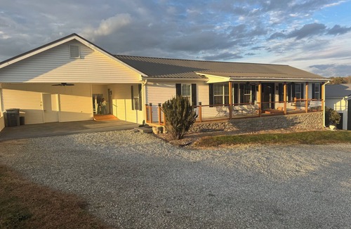 Hendersonville House | Charming mountain home in Hendersonville in a country like setting.
