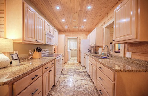 Highlands Cabin | Charming Mountain Cabin. 10 min to Highlands/Cashiers. Great WiFi & EV Charger!