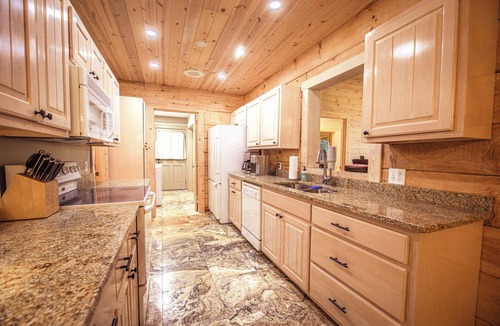 Highlands Cabin | Charming Mountain Cabin. 10 min to Highlands/Cashiers. Great WiFi & EV Charger!