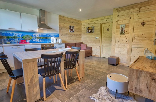 Crest-Voland Apartment | Charming mountain apt, near slopes, 6 pax, parking, WiFi included