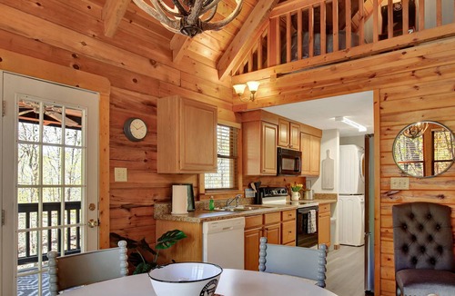 Pine Mountain Cabin | Charming Mountain Ridge View Cozy Cabin near FDR State Park and Callaway Gardens