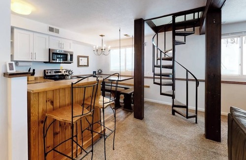 Killington House | Charming, mountain view retreat with a kitchen & fast WiFi - close to the slopes
