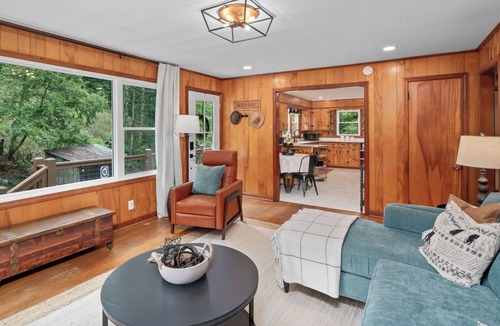 Burnsville House | Charming Mtn Cabin, Hot Tub+Fire Pit, Private, WiFi, Grill, Near Green Mtn Area!