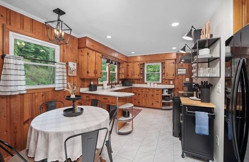 Burnsville House | Charming Mtn Cabin, Hot Tub+Fire Pit, Private, WiFi, Grill, Near Green Mtn Area!