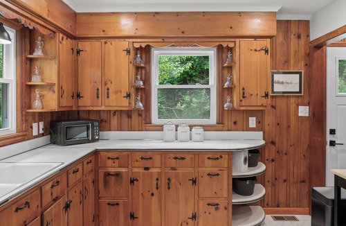 Burnsville House | Charming Mtn Cabin, Hot Tub+Fire Pit, Private, WiFi, Grill, Near Green Mtn Area!