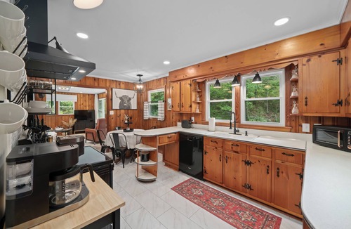 Burnsville House | Charming Mtn Cabin, Hot Tub+Fire Pit, Private, WiFi, Grill, Near Green Mtn Area!
