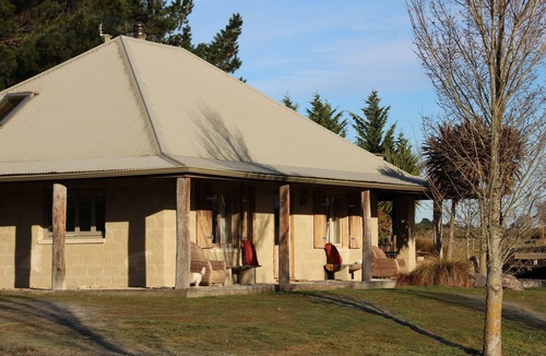Fernside Cottage | Charming Mudbrick Country Cottage