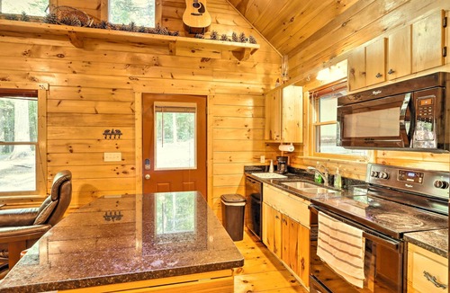 Murphy Cabin | Charming Murphy Cabin w/Porch - Near Hiking!