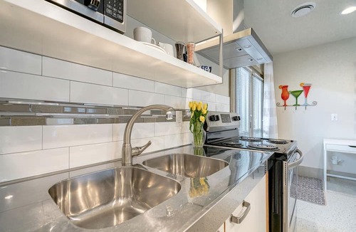Leamington House | Charming Nature-Immersed Guest House with Relaxing Outdoor Lounge Area in Ontario, Canada