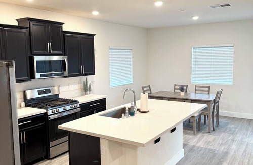 Pleasant Grove House | Charming, new 4-bedroom house in Roseville with WiFi and AC