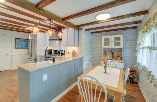 New Bern House | Charming New Bern Cottage w/Grill & Fire Pit!