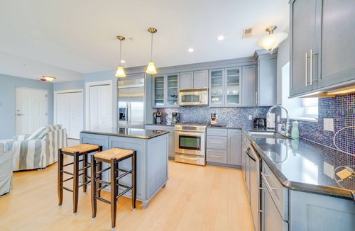 New Buffalo Condo | Charming New Buffalo Condo: Walk to Lake Michigan!