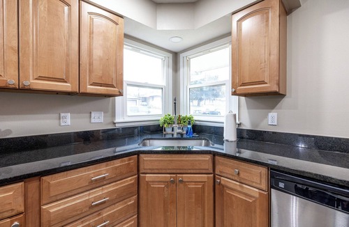West Des Moines House | Charming Newly Renovated 3BR retreat – West Des Moines comfort!