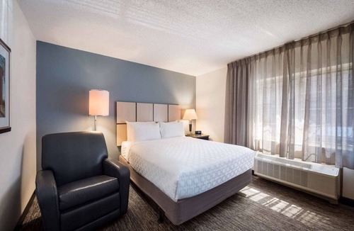 West Des Moines Hotel | Charming Oasis in the Heart of West Des Moines! Full Kitchen, Pets Allowed!