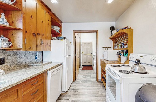 Gleneden Beach House | Charming Oceanfront Two Story Home Private Hot Tub Deck Gas Grill and Views