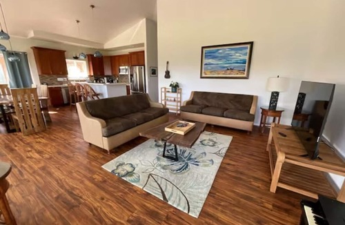 Papaikou House | Charming Oceanfront 2-bedroom house in Papaikou with WiFi and AC