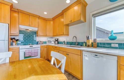 Oceanside House | Charming Oceanfront Getaway with Gorgeous Water Views and Easy Beach Access