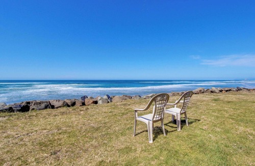 Neskowin House | Charming oceanfront studio with easy beach access and stunning ocean views