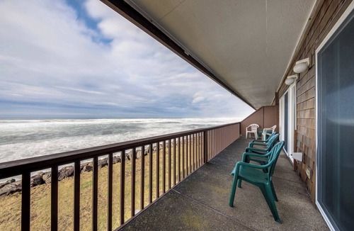 Neskowin House | Charming oceanfront studio with easy beach access and stunning ocean views
