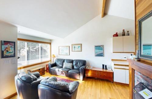 Cannon Beach House | Charming oceanfront cottage with WiFi & easy beach access