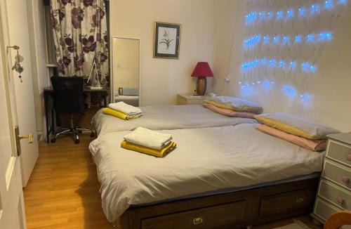 Gilmerton House | Charming Old Cottage for Share, Cosy Double Room with 2 Single Bed