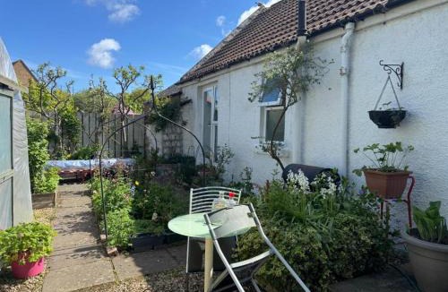 Gilmerton House | Charming Old Cottage for Share, Cosy Double Room with 2 Single Bed