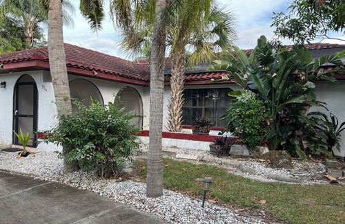Joel House | Charming old fashioned 2-bedroom bungalow in Lehigh Acres