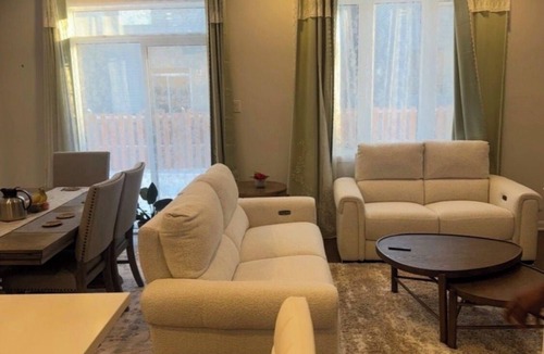 Ottawa Division House | Charming One‑Bedroom Getaway in a Peaceful Townhome Setting
