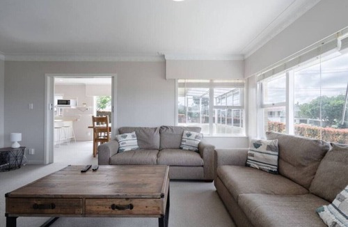 Greenlane - Ellerslie Apartment | Charming One Tree Hill House by Furnished Rentals