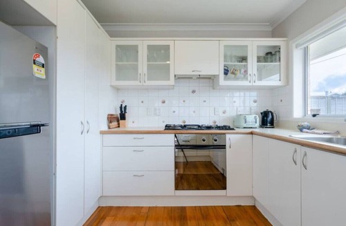 Greenlane - Ellerslie Apartment | Charming One Tree Hill House by Furnished Rentals