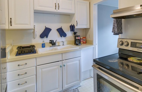 Lakeside House | Charming Orange Park Home Near Doctors Lake!
