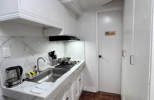 Legazpi Village Apartment | Charming overview studio by Greenbelt (Netflix & pool)