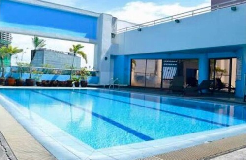 Legazpi Village Apartment | Charming overview studio by Greenbelt (Netflix & pool)