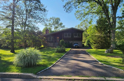 Green Brook House | Charming Park Like Mountain 3-bedroom house in Green Brook Township, N.J. w/AC