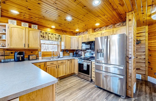 Friendship Cabin | Charming & peaceful cabin with fire pit, deck, & great nature views - near golf