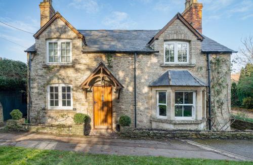 South Leigh House | Charming Pet-Friendly Family Cottage in Eynsham - Pass the Keys