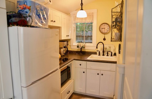Rockport Cottage | Charming Pet Friendly Studio Cottage On Quiet Lane