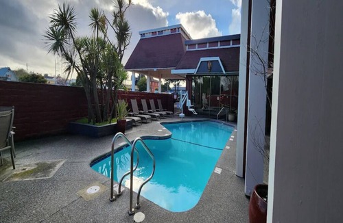 Downtown Hotel | Charming & Pet-Friendly Suite Close to Old Town Eureka’s Victorian Charm