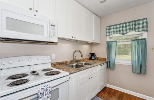 Bellview House | Charming Pet Friendly -3B Pensacola - Close to Bases!