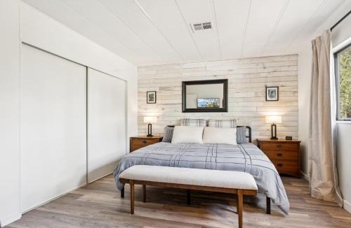 Show Low House | Charming Pines Cabin with Fireplace and BBQ